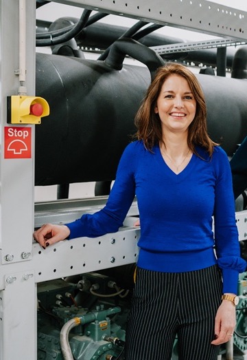 Elke van Verbrugge in een machinekamer